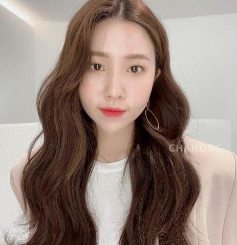女生长头发小波浪卷发发型,妥妥的度假美女范儿