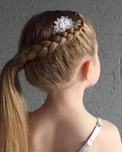 小女孩简单的发型扎法，10款给女儿扎头发图片
