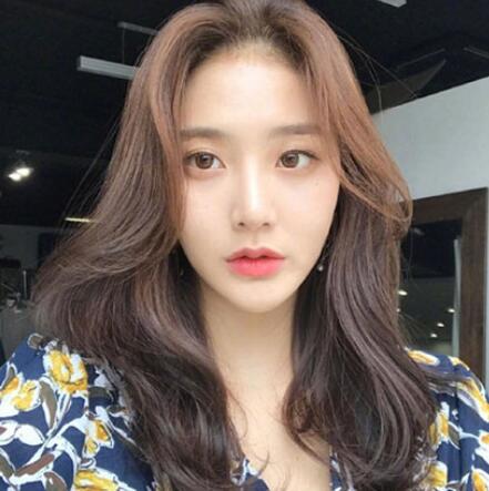 女生烫发发型中长发,只有这些发型才如此高级了