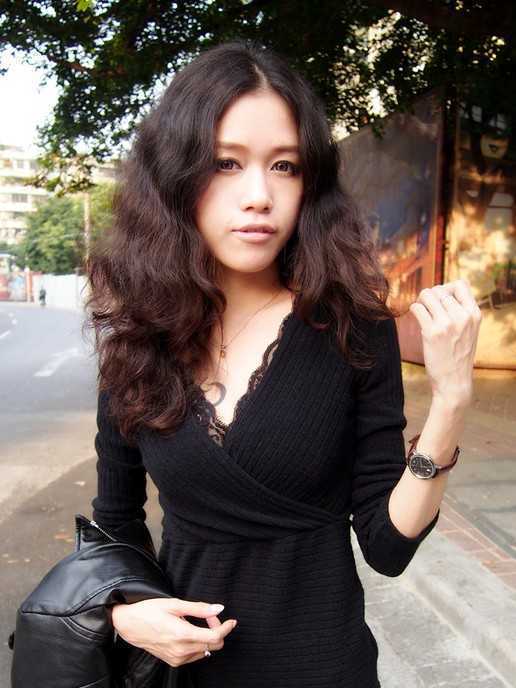 MM们大爱的女生中长发烫发发型图片