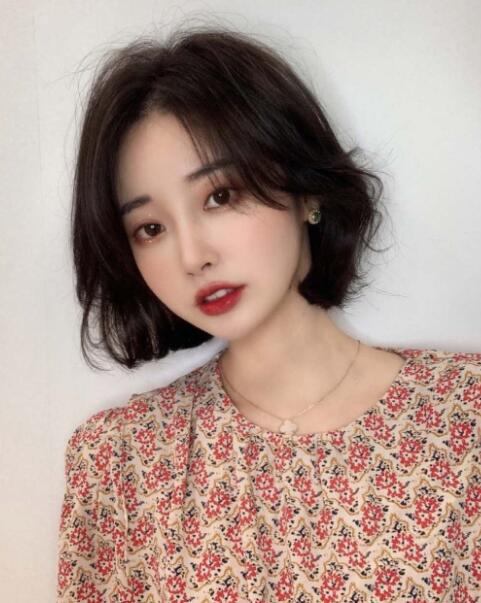 烫发短款发型女款,造型增添甜美优雅氛围