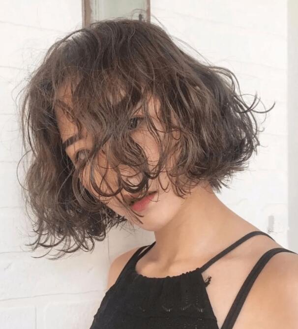 烫发发型2022年最新款女,极具显嫩效果时尚更减龄