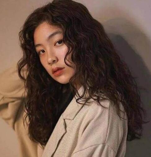卷发发型女2022最新款,中分更加温柔甜美