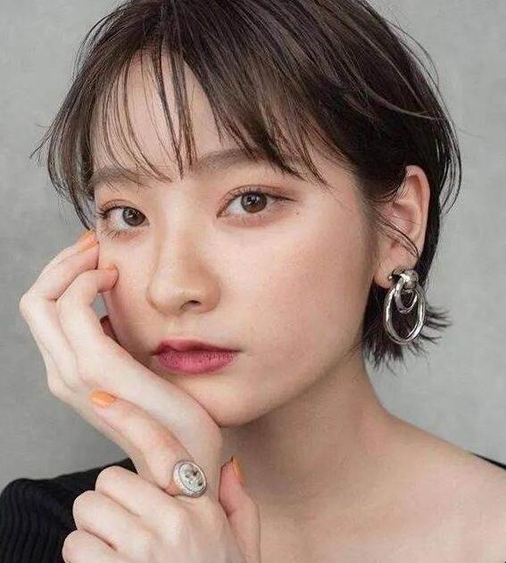 时尚的女士短发发型,2022最新时尚发型