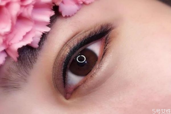 美瞳线怎么洗掉最安全 红霉素眼膏会让美瞳线掉色吗