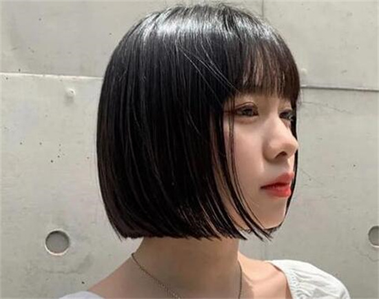 当下一刀切短发图片,最时尚的一刀切短发