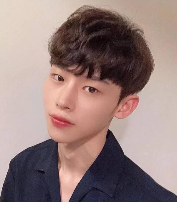 适合男学生的三七分,显得成熟沉稳