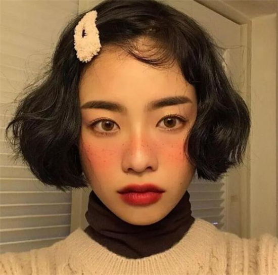 俏皮女孩小短发图片,所有女孩都很适合的短发发型