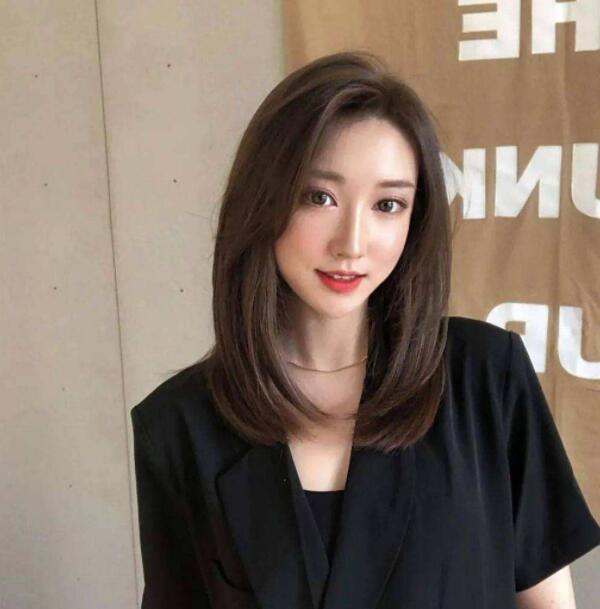 略有层次感的直发发型,更显青春活力气息