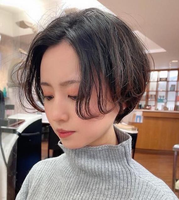 时尚短发发型女2022流行发型,显得五官更加小巧精致