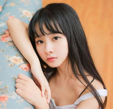 长头发烫直好看吗 长头发直发女孩图片