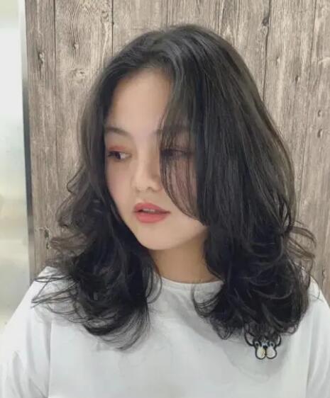 最新锁骨烫中长发型,锁骨发时髦耐看百搭不挑人