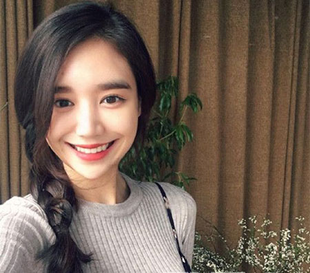 时髦又清爽的女生长发扎发发型
