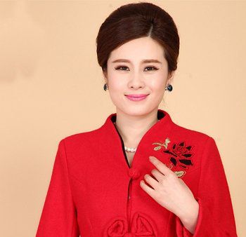 50岁妈妈该盘什么发型中老年女士头发少盘什么发型漂亮图解