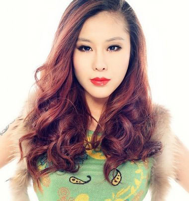 圆脸的中年女人什么好型漂亮 中年妇女圆脸烫发发型图片