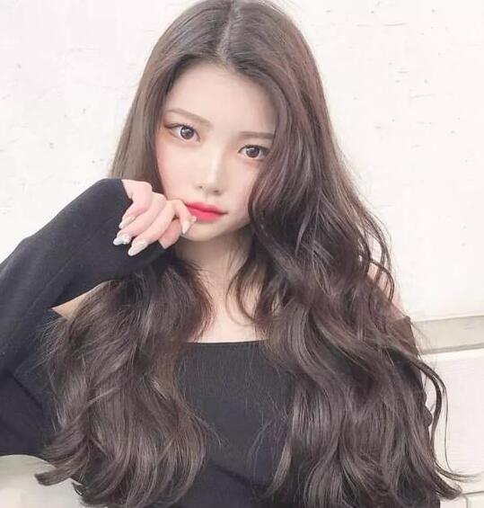 女生蓬松小波浪卷卷发,蓬松好打理的卷发发型