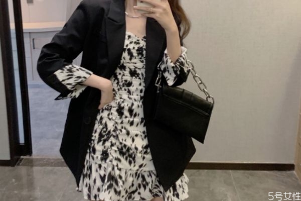 西装外套女怎么搭配 西装外套里面穿什么好看