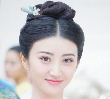 优雅的女士簪子扎发发型 复古风的女生发髻发型设计