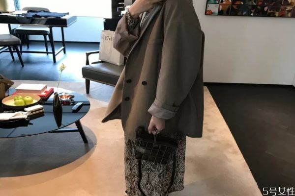西装外套女怎么搭配 西装外套里面穿什么好看