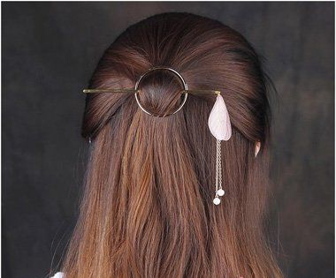 优雅的女士簪子扎发发型 复古风的女生发髻发型设计