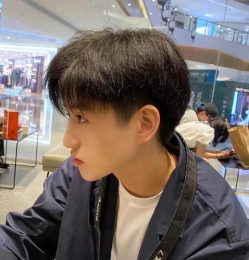 2022年流行发型男,剪完时髦又减龄！