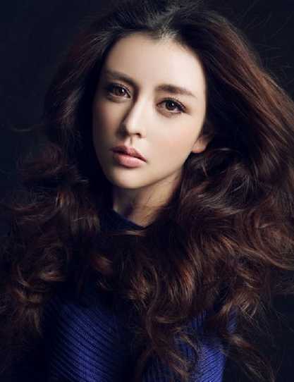 女生优雅气质长长烫发发型图片