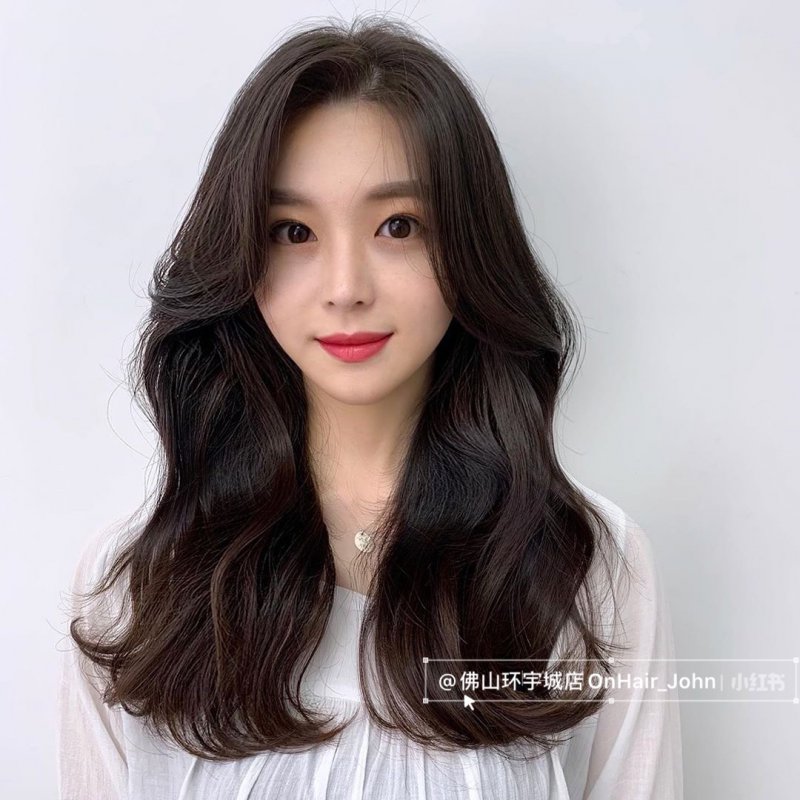 女生长发慵懒烫发温柔气质女神范
