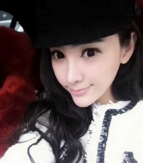 女生优雅气质长长烫发发型图片