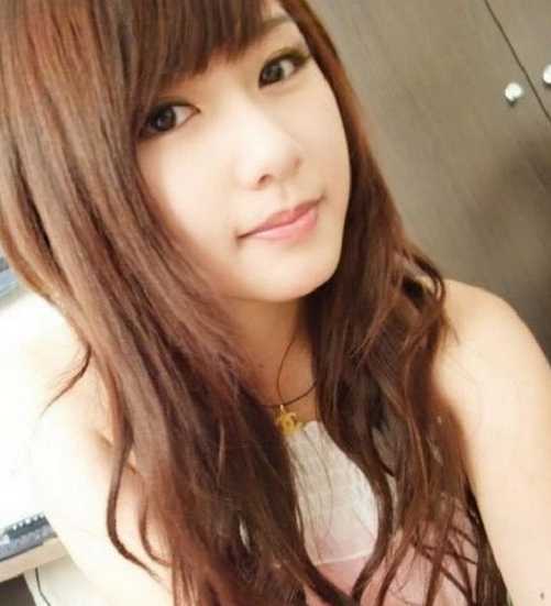 女生优雅气质长长烫发发型图片