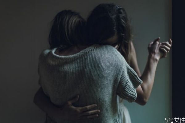 两口子打架动手了咋办 夫妻动手打架正常吗