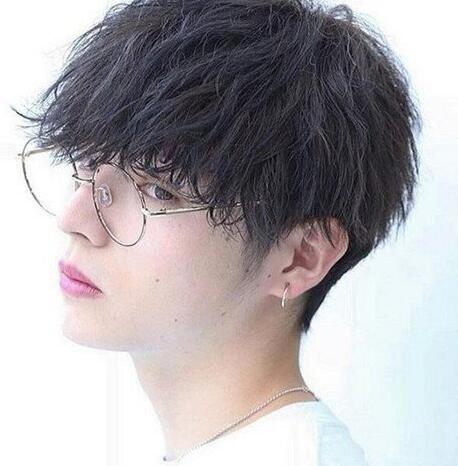 男生超好看蓬松烫发,呈现出与众不同的精干发型