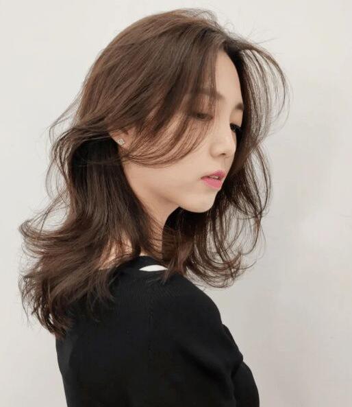 减龄发型2021最新卷发,蓬松自然的卷发发型