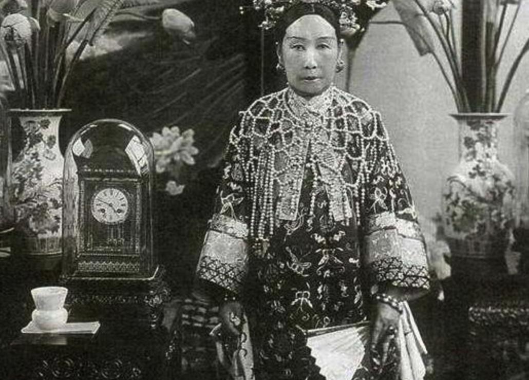 李莲英和慈禧亲密到什么程度？李莲英是真太监还是假的