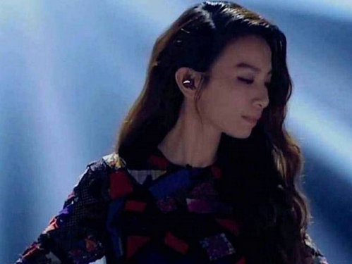 耳返为什么只带一个，耳返里面能听到自己的声音吗？