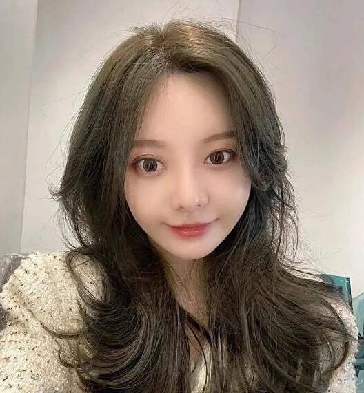 2021最新款卷发发型女,圆脸女孩必备的卷发发型