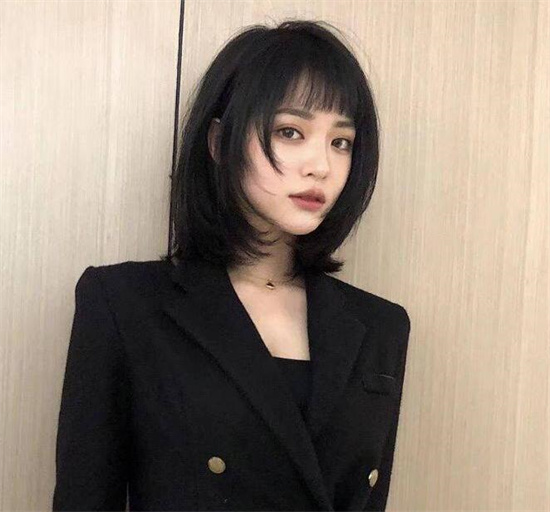 黑色短发女生发型图片 黑色短发适合什么样子的女生