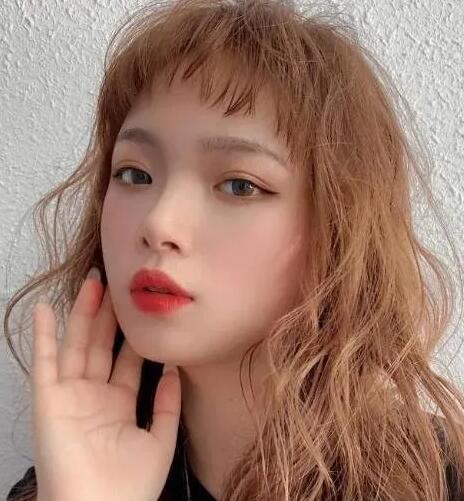 卷发发型女2021最新款 快来试试最新款卷发