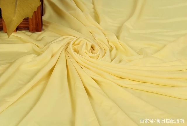 入夏后火了一条裙子，叫：“冰丝裙”