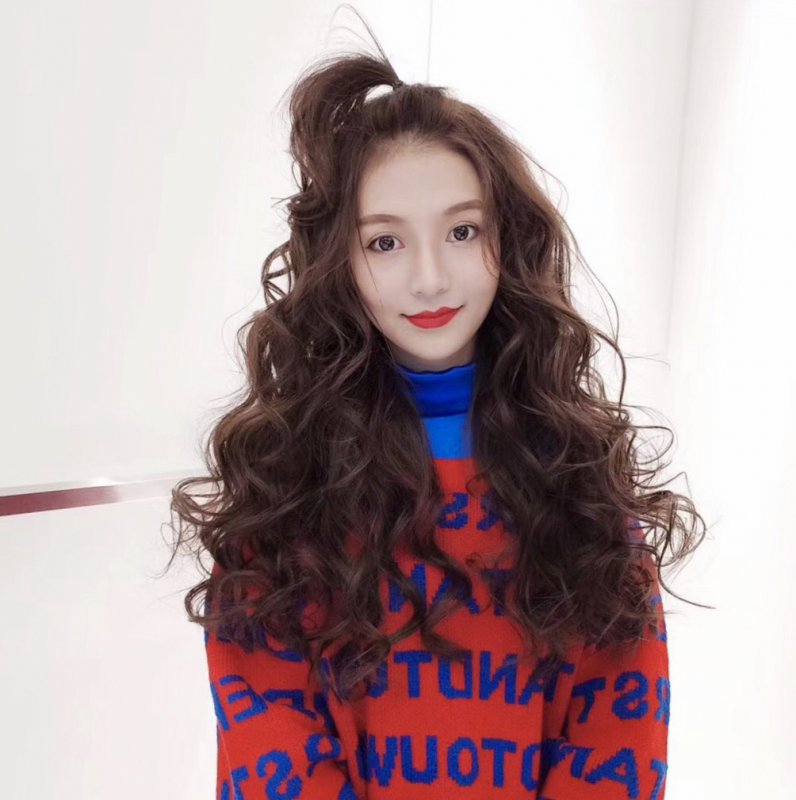 长发女生烫羊毛卷太减龄啦少发妹纸必备
