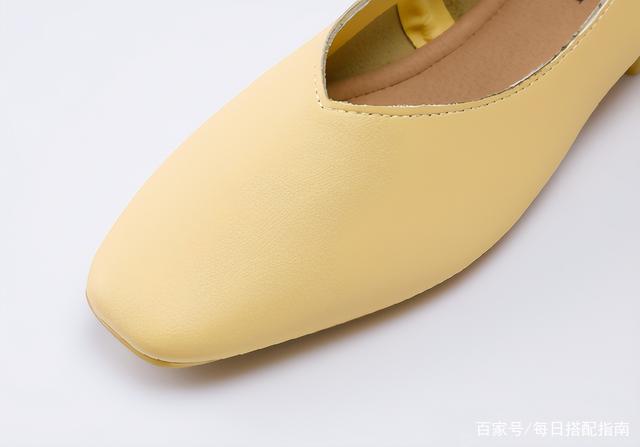 收起你的高跟鞋吧，今年流行这些“低跟单鞋”