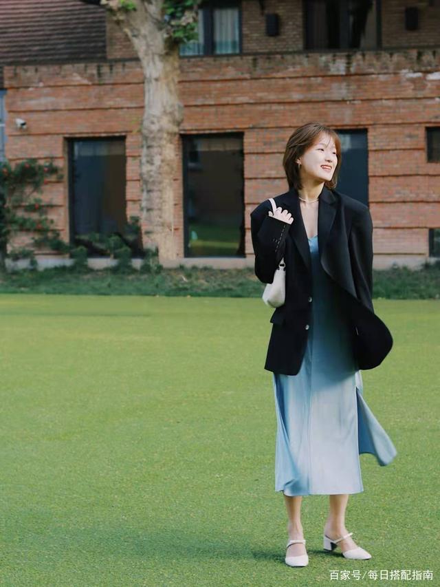 上了年纪的女人：建议常备这“4件上衣”