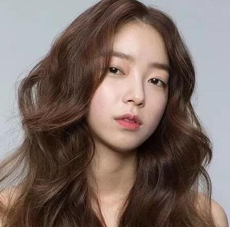 直发发型女中长发 飘逸又迷人的长发