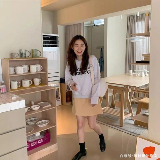 入秋后不建议单穿裙子了，可以试试这3种穿法，时髦好看又高级！