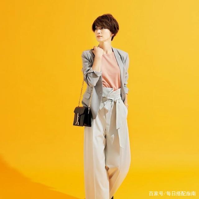 女人过了40岁，穿得简单更显优雅！学学“日系风”穿搭，高级减龄！