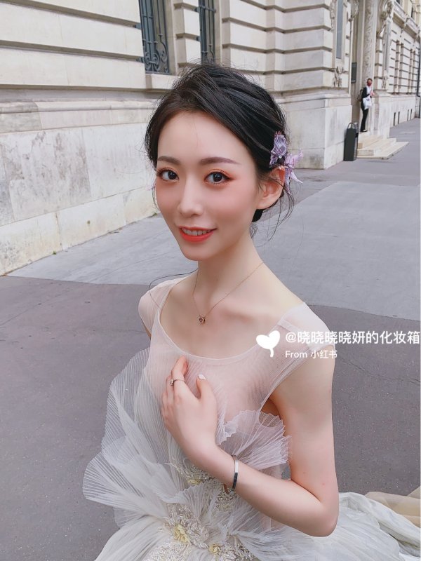 气质向发型优雅不失细节的低盘发