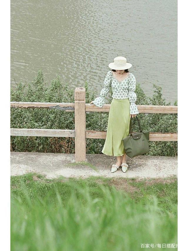 夏秋交替的季节，这样穿“半身裙”知性又优雅，最适合40岁的女人！