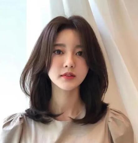 2021年减龄锁骨烫发,甜美的瘦脸发型