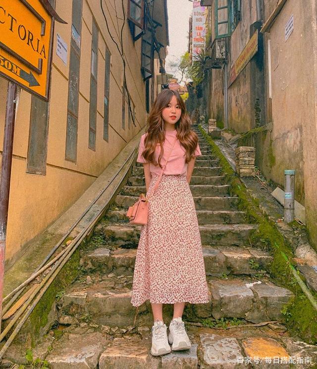 “学院女生”别穿得太老气！记住这些搭配技巧，简单时髦又减龄！
