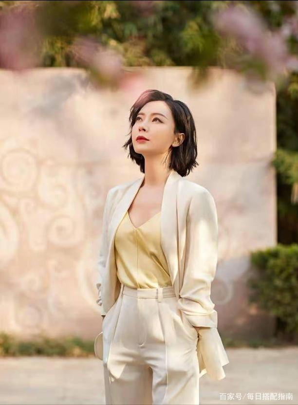 女人上了年纪想显“贵气”，建议多穿这几类单品，减龄还显气质！