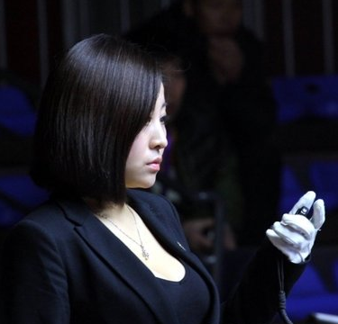 齐肩发怎么扎好看 台球裁判吕萌希子性感齐肩短发满满的女人味